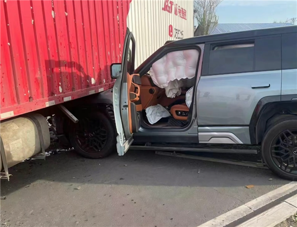 仰望U8追尾大貨車 網(wǎng)友感慨車身實在太硬了