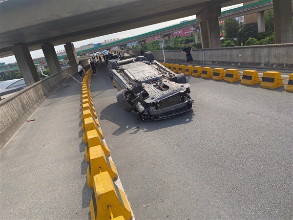 130km/h高速過彎 比亞迪漢DM-i遭嚴重翻車：整車框架抗住了