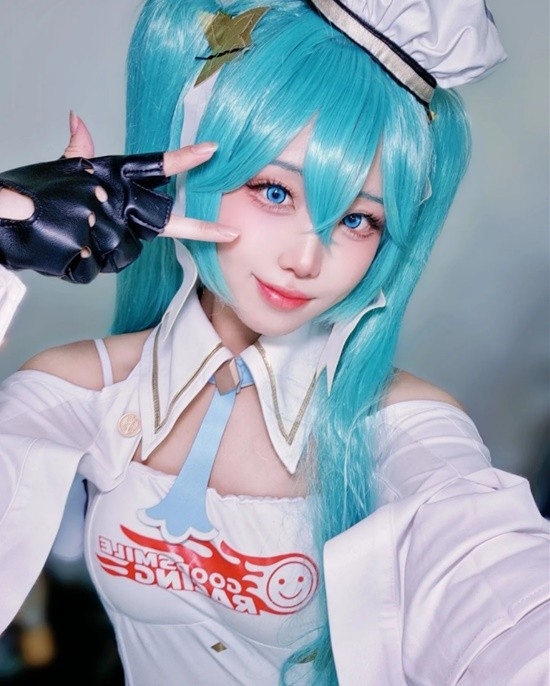 韓妹COS初音未來：絲襪膠衣大展偶像身材