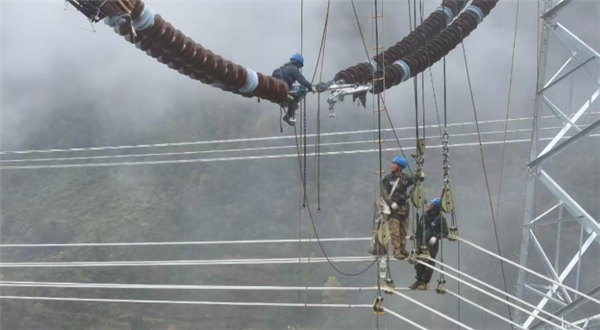 世界海拔高！我國特高壓輸電線路工程“鄂1標段”全線貫通